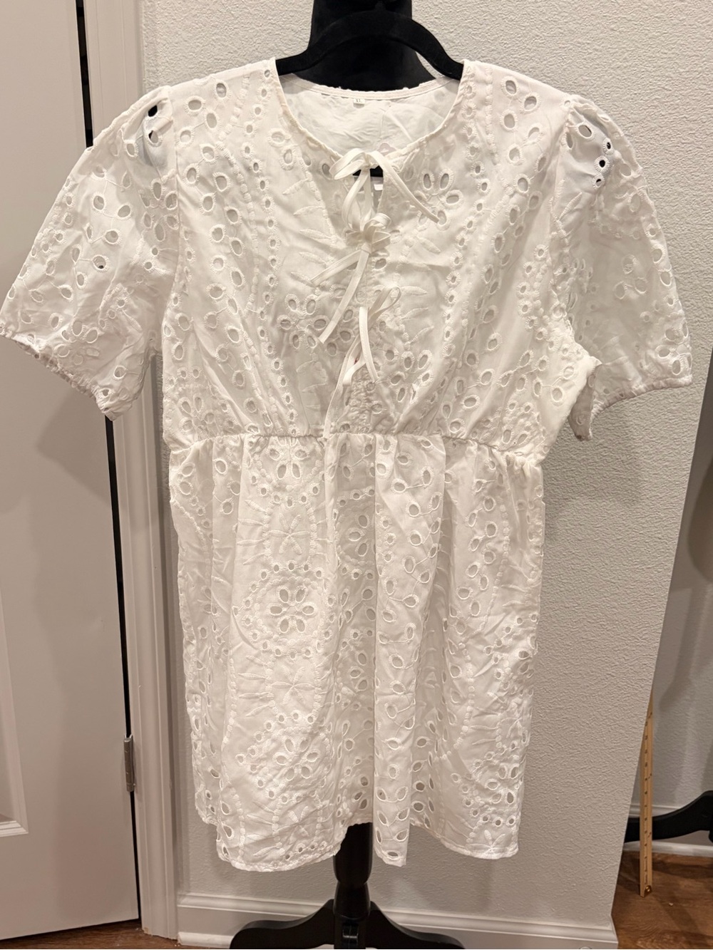 Women’s XL Little White Dress with cutouts and bows